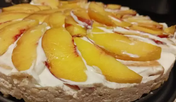 Medena keks torta sa kiselom pavlakom i nektarinama