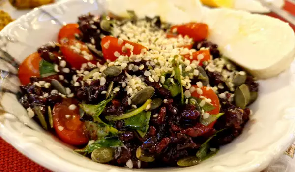 Salata od crnog pirinča, čeri paradajza i bosiljka