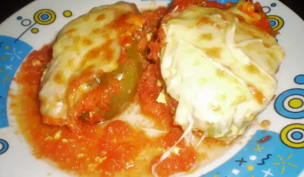Paprike punjene sitnim sirom i jajima u paradajz sosu