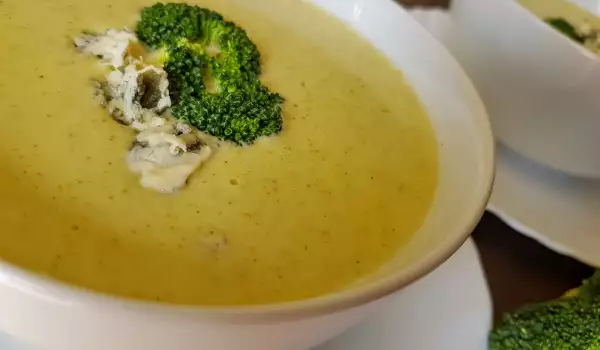 Čorba od brokolija sa gorgonzolom i pavlakom