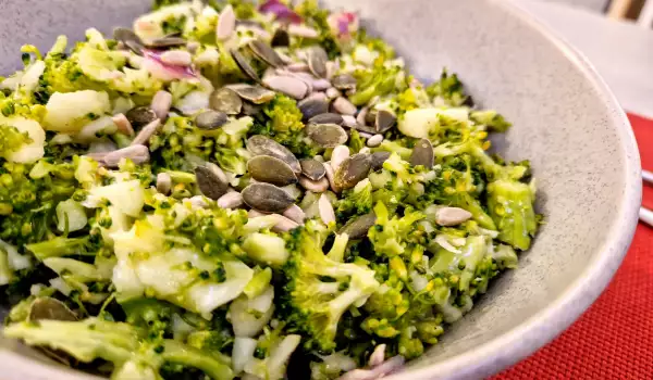 Salata od brokolija za ljude na sirovoj ishrani