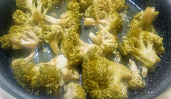 Brokoli sa belim lukom na provansalski način