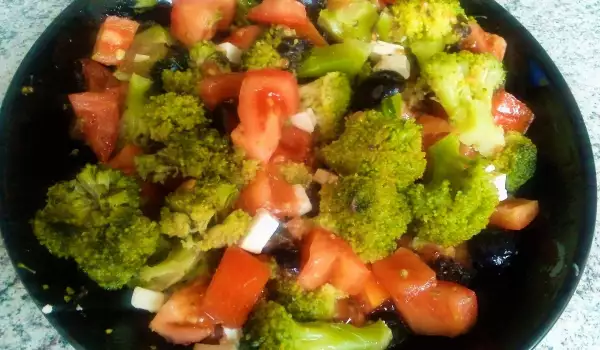 Šarena salata sa brokolijem i paradajzom
