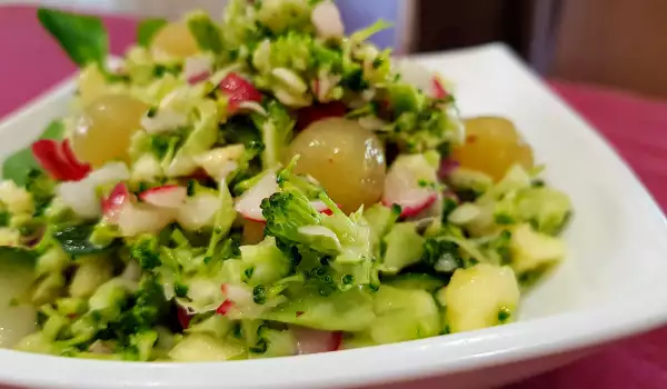 Salata sa brokolijem i grožđem
