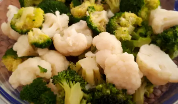Brokoli i karfiol sa bešamel prelivom iz rerne