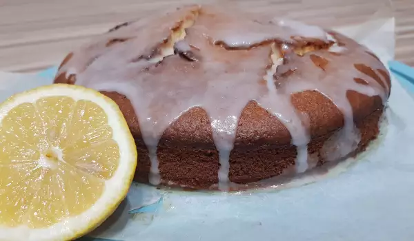 Nadošao kolač sa glazurom od limuna