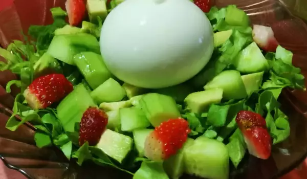 Salata burata sa avokadom i jagodama