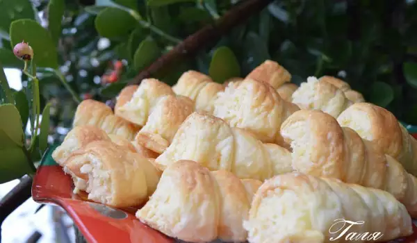 Lisnati korneti sa mekanim mlečnim kremom i bademima