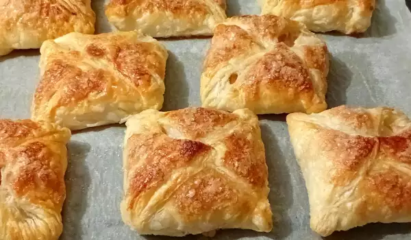 Slatke koverte od lisnatog testa sa jabukama i suvim grožđem