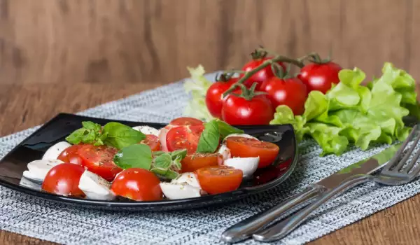 Salata kapreze sa čeri paradajzom