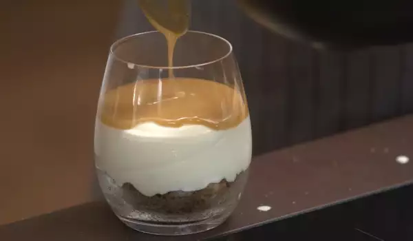 Čizkejk u čaši sa slanim karamelom