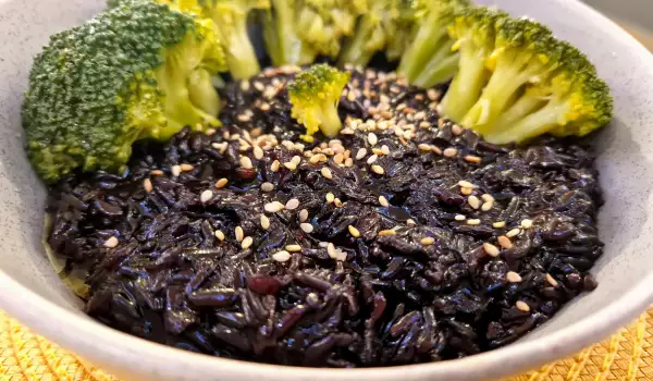 Crni pirinač sa brokolijem u azijskom stilu