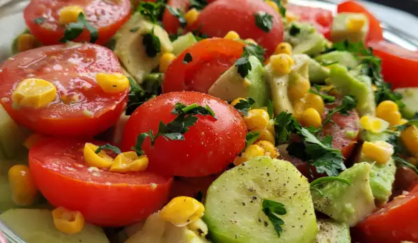 Salata sa čeri paradajzom i avokadom