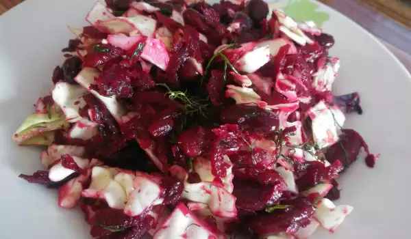Crvena salata sa cvekom i pasuljem