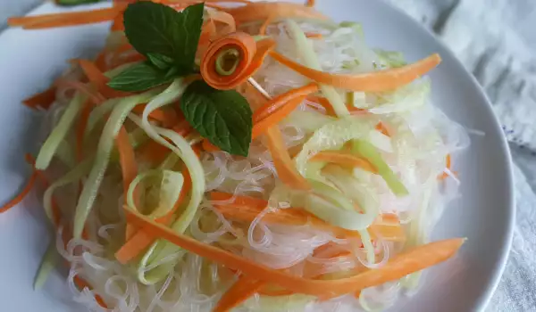 Kineska salata sa pirinčanom fidom i krastavcima