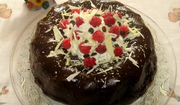Čokoladni kolač Crveni somot sa malinama