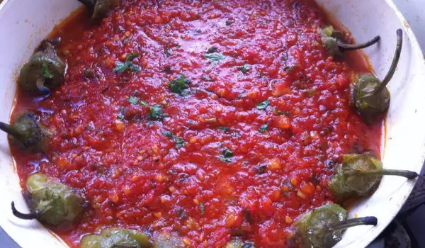 Sveže paprike sa paradajz sosom