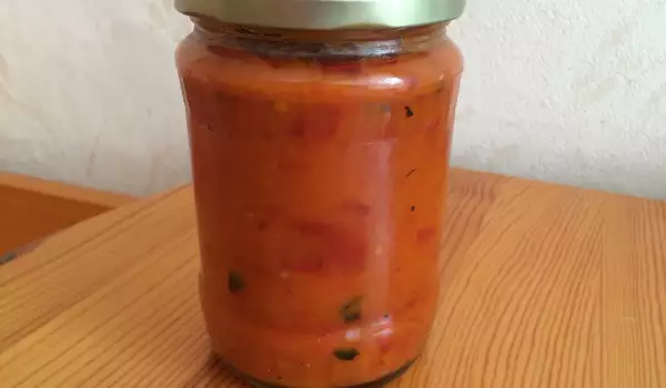Pečene crvene paprike sa paradajz sosom u teglama