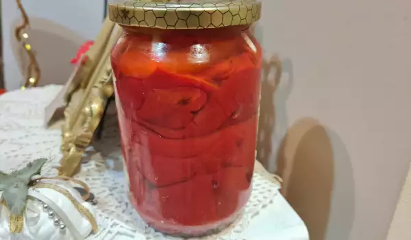 Crvene mesnate paprike u teglama za zimu
