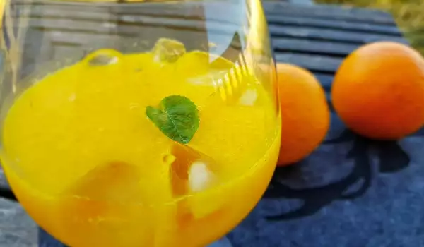 Ledeni koktel od pomorandže sa koantrom