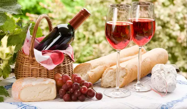 Crveno vino, grožđe i baget