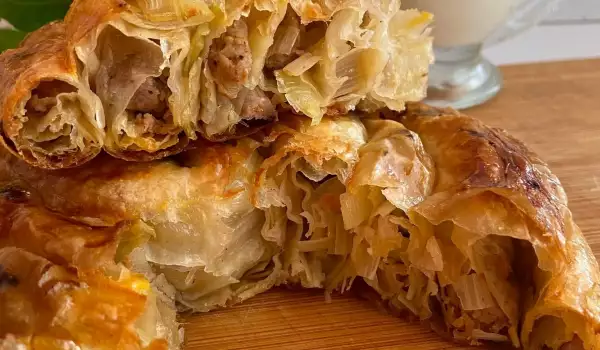 Razvijena pita sa mlevenim mesom