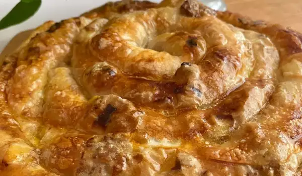 Razvijena pita sa mlevenim mesom