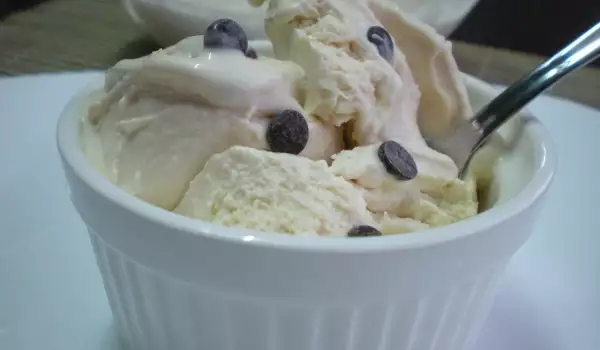Domaći sladoled od vanile sa komadićima čokolade