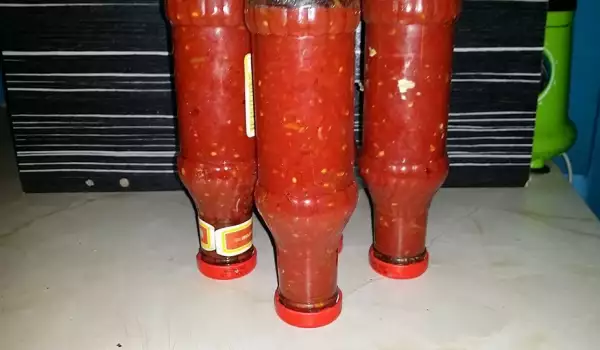 Sok od paradajza u flašama