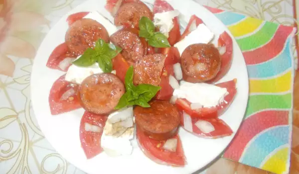 Letnja salata od paradajza sa kobasicom