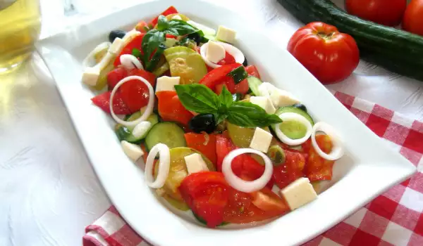 Salata od paradajza sa tikvicama i kozijim sirom