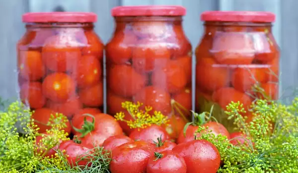 Oljušten i konzervisan paradajz