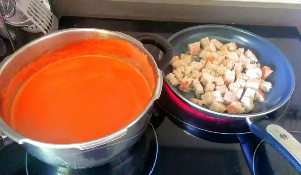 Čorba od paradajza sa sirom i prženim hlebom