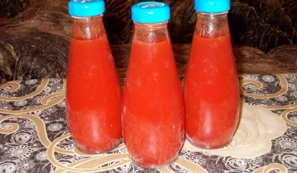 Sok od paradajza u flašicama