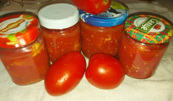Konzerviran paradajz u teglama za zimu