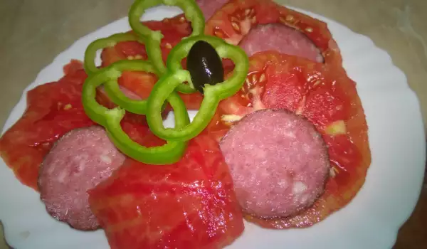 Salata sa paradajzom i italijanskom salamom