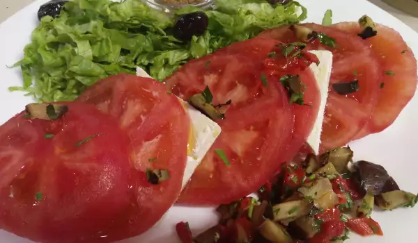 Salata od oljuštenog paradajza, sira i umaka od patlidžana