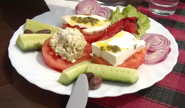 Paradajz salata sa tri vrste sira