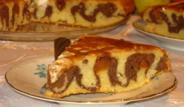 Dvobojni kolač sa karamelizovanim kruškama