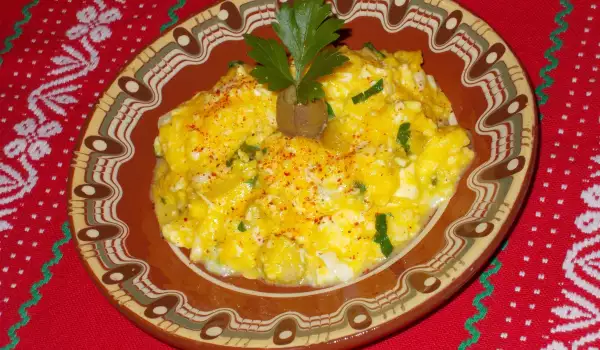 Pržena jaja sa sirom, zelenim maslinama i peršunom