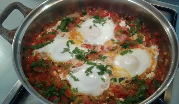 Poširana jaja s paradajzom i paprikom