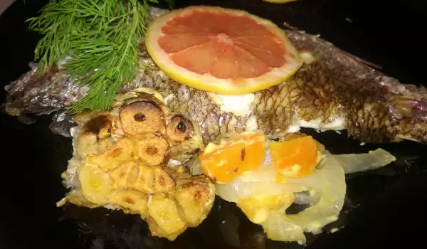 Crveni zubatac sa povrćem u rerni