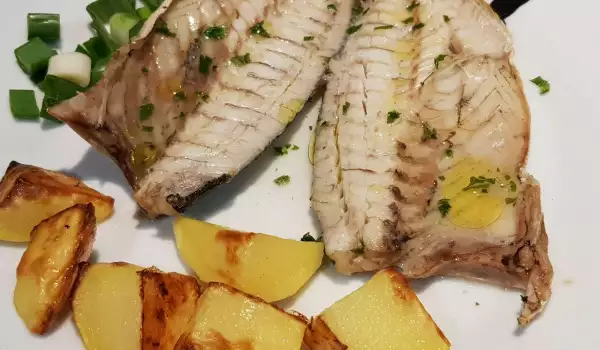 Fileti bele ribe sa mladim lukom i prilogom od krompira