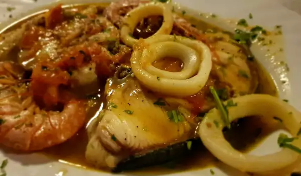 Riba i morski plodovi u sosu od belog vina