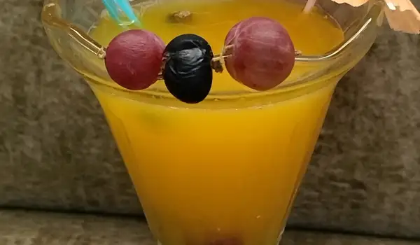 Sveži sok od pomorandže sa ogrozdom