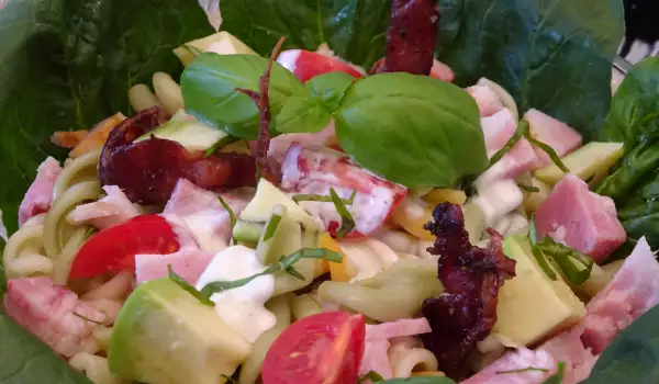 Italijanska prolećna salata sa fusilijem, slaninom i avokadom