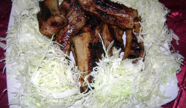 Glazirana svinjska rebra sa kupus salatom
