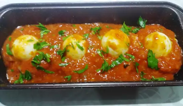 Gnezda od mlevenog mesa sa jajima u paradajz sosu