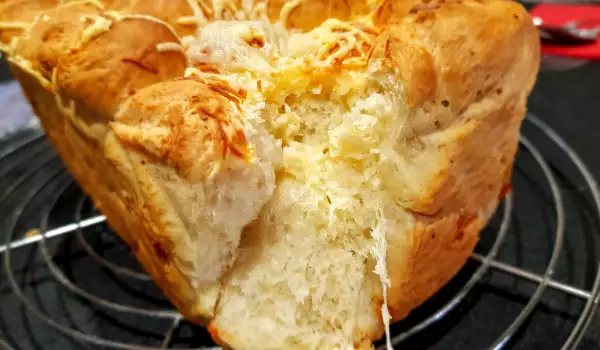 Hleb od kačkavalja (Golden cheese bread)