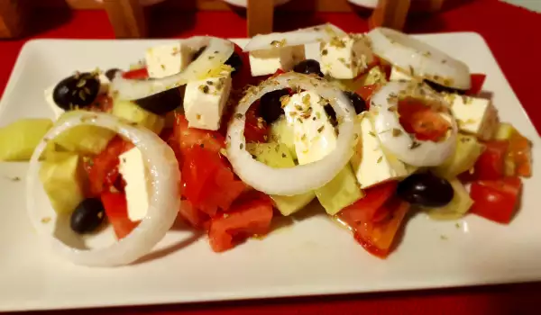 Grčka salata sa feta sirom i maslinama